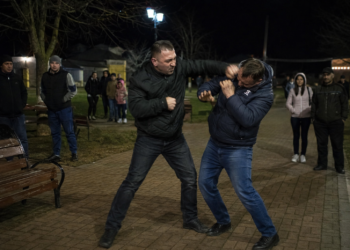 Bărbat reținut după ce a luat la pumni un consătean, sub ochii fiicei sale și ai mai multor copii, în parcul din Horodnic de Jos