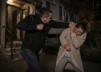Sucevean, de profesie șofer, condamnat după ce a bătut o vecină în fața blocului. A lovit-o cu pumnul în zona capului și cu picioarele în abdomen