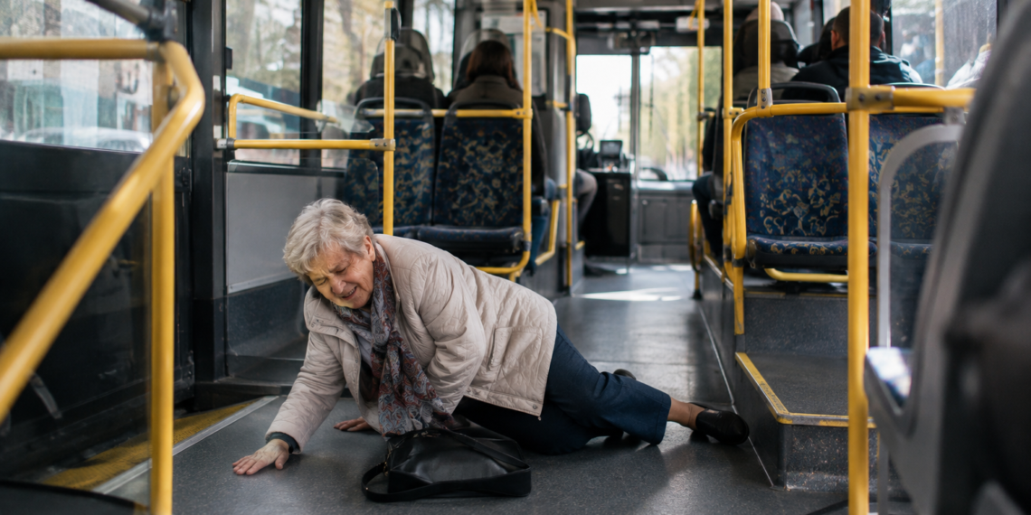 Femeie de 71 de ani, rănită într-un autobuz după o frânare în stația ”Policlinică” din Suceava. Pasagera ar fi suferit o fractură la braț