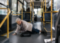 Femeie de 71 de ani, rănită într-un autobuz după o frânare în stația ”Policlinică” din Suceava. Pasagera ar fi suferit o fractură la braț