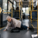 Femeie de 71 de ani, rănită într-un autobuz după o frânare în stația ”Policlinică” din Suceava. Pasagera ar fi suferit o fractură la braț
