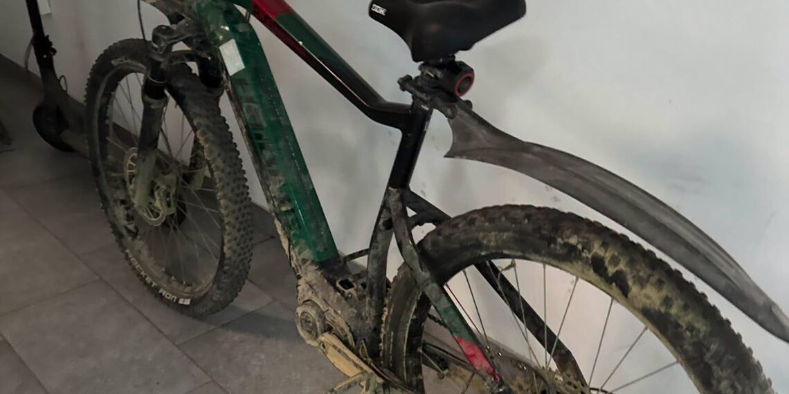 Trei tineri, reținuți după furtul unei biciclete electrice de 3.000 de euro a unui curier Glovo, în Suceava