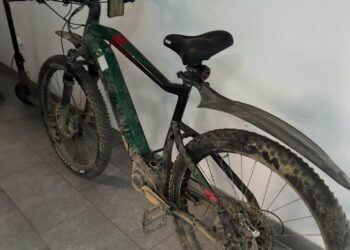 Trei tineri, reținuți după furtul unei biciclete electrice de 3.000 de euro a unui curier Glovo, în Suceava