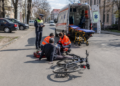 Biciclist băut, transportat la spital cu ambulanța după ce a căzut pe carosabil, la Fălticeni