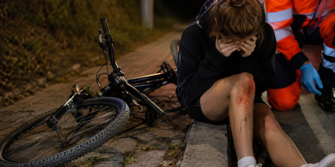 O adolescentă de 17 ani, băută, și-a julit genunchii după ce a căzut de pe bicicletă la Bogdănești. DGASPC Suceava a fost sesizată