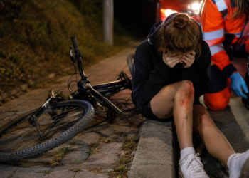 O adolescentă de 17 ani, băută, și-a julit genunchii după ce a căzut de pe bicicletă la Bogdănești. DGASPC Suceava a fost sesizată