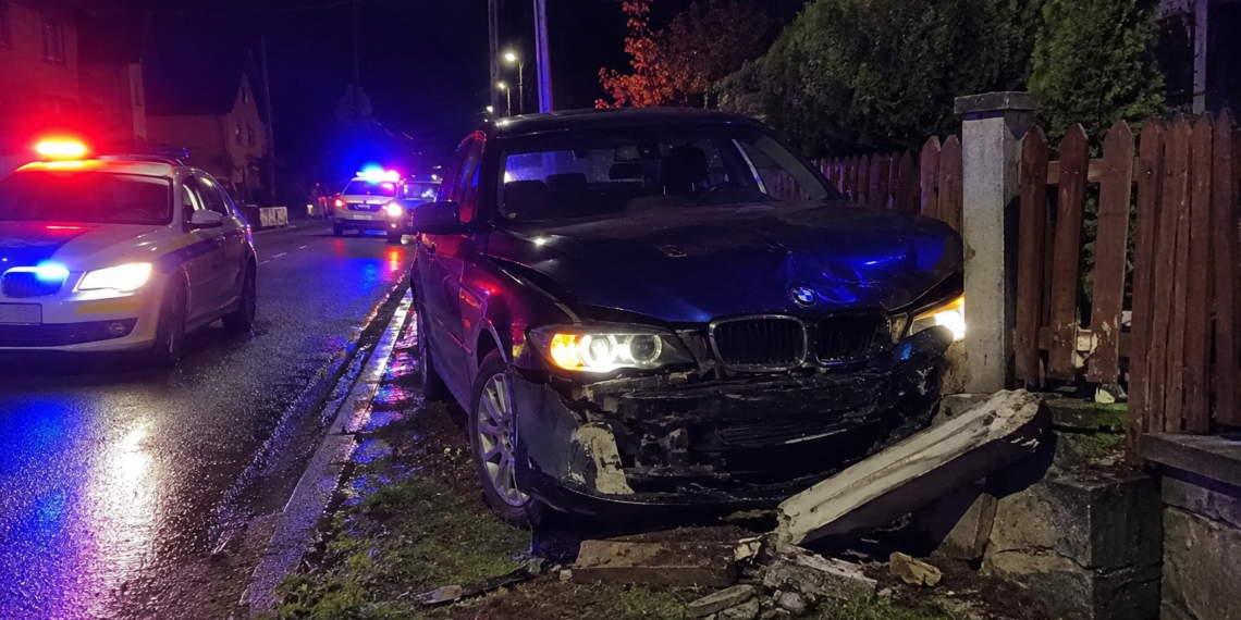 Urmărire ca în filme pe străzile din Câmpulung Moldovenesc, după un tânăr rupt de beat. A mimat oprirea la semnalul polițiștilor, apoi a accelerat BMW-ul. A lovit două mașini, s-a oprit într-un gard și a fost ”cazat” pentru 24 de ore în arest