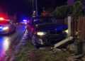 Urmărire ca în filme pe străzile din Câmpulung Moldovenesc, după un tânăr rupt de beat. A mimat oprirea la semnalul polițiștilor, apoi a accelerat BMW-ul. A lovit două mașini, s-a oprit într-un gard și a fost ”cazat” pentru 24 de ore în arest
