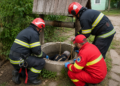 Bărbat de 69 de ani, scos de pompieri dintr-o fântână, la Grămești, la 6 dimineața. A căzut în timp ce voia să bea apă, iar medicii au constatat și etilism acut