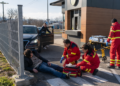 Cerșetor beat, făcut KO de un stâlp, la Vicovu de Sus. Tânărul a dat cu capul de stâlp în timp ce fugea de un șofer căruia îi ceruse bani. A fost găsit inconștient și transportat de SMURD la spital