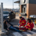 Cerșetor beat, făcut KO de un stâlp, la Vicovu de Sus. Tânărul a dat cu capul de stâlp în timp ce fugea de un șofer căruia îi ceruse bani. A fost găsit inconștient și transportat de SMURD la spital