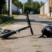 Adolescent de 15 ani, rănit după ce a căzut cu trotineta electrică, la Marginea. Purta cască de protecție