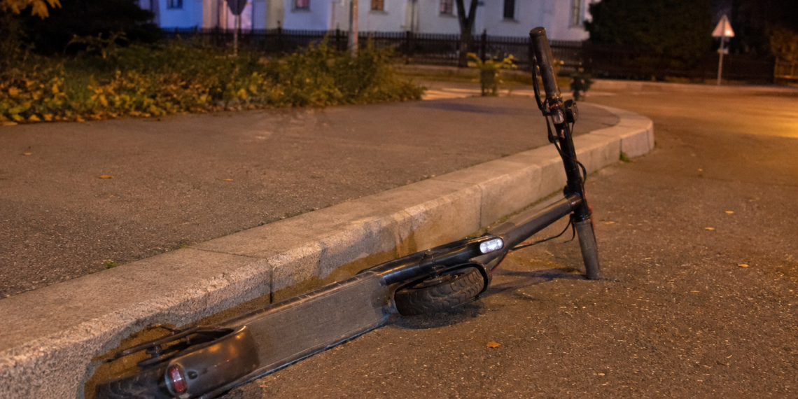 Plimbare cu năbădăi pentru două adolescente de 14 ani, aflate pe o trotinetă electrică. O bordură din parcarea bisericii din Poiana Mărului le-a pus la pământ. Una dintre ele a ajuns la spital