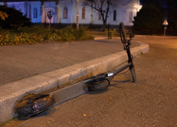 Plimbare cu năbădăi pentru două adolescente de 14 ani, aflate pe o trotinetă electrică. O bordură din parcarea bisericii din Poiana Mărului le-a pus la pământ. Una dintre ele a ajuns la spital