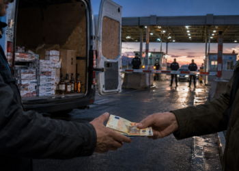 DECIZIE DEFINITIVĂ în dosarul ”Ceaiul de 2.000 de euro de la vamă”, după 11 ani. Prescripția a înlăturat condamnările pentru mită și contrabandă. Flagrant ca la carte, rămas fără rezultat penal. Controlorul vamal s-a prefăcut că bate palma cu contrabandiștii, după ce sesizase DNA