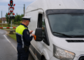 Șofer fără permis, prins după ce a trecut pe roșu la calea ferată din Verești. Le-a prezentat polițiștilor un permis fals și a fost reținut
