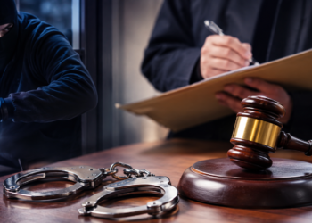 Victima unui furt, cercetată penal după ce și-ar fi schimbat declarația în favoarea inculpatului