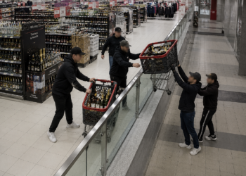 Trei tineri condamnați după furtul a 17 sticle de băuturi din Auchan Suceava. Doi dintre ei au primit închisoare cu executare