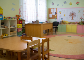Educatoare, găsită vinovată DEFINITIV după ce a bruscat o fetiță de 4 ani la repetițiile pentru un concurs de dans. Soluție blândă, la aproape 7 ani de la incident. Curtea a amânat aplicarea amenzii și a majorat daunele morale la 15.000 de lei