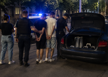 Doi tineri, reținuți după furtul unor console PS5 dintr-o sală de jocuri din Suceava. Frații unuia dintre suspecți au venit cu mama lor să restituie bunurile