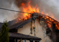 Incendiu provocat de un cablu electric rupt de vânt, la Dolheștii Mari. Flăcările au cuprins acoperișul unui duplex, iar pagubele au fost estimate la 80.000 de euro