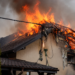 Incendiu provocat de un cablu electric rupt de vânt, la Dolheștii Mari. Flăcările au cuprins acoperișul unui duplex, iar pagubele au fost estimate la 80.000 de euro