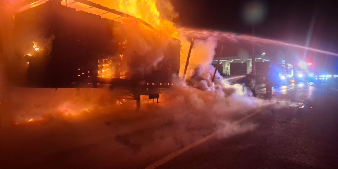 Semiremorcă încărcată cu aproximativ 700 de europaleți, mistuită de flăcări pe E85, la Drăgușeni. Incendiul ar fi pornit de la sistemul de frânare