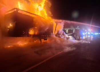 Semiremorcă încărcată cu aproximativ 700 de europaleți, mistuită de flăcări pe E85, la Drăgușeni. Incendiul ar fi pornit de la sistemul de frânare