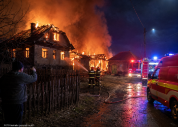 Bărbat din Gulia, trezit de o vecină după ce casa i-a luat foc. Știa că instalația electrică improvizată prezenta risc de incendiu