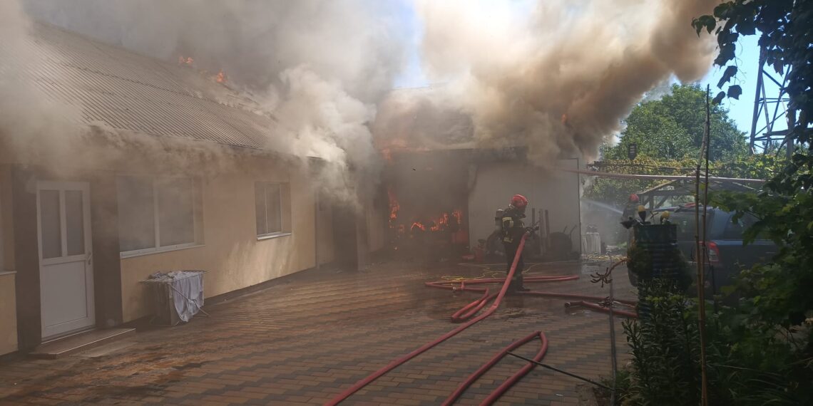 Incendiu violent la o gospodărie din municipiul Suceava. Jandarmii au evacuat doi copii și doi vârstnici. Un garaj, o anexă și acoperișul unei bucătării de vară au fost cuprinse de flăcări
