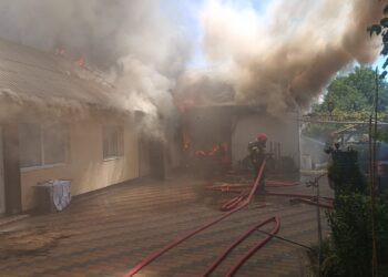 Incendiu violent la o gospodărie din municipiul Suceava. Jandarmii au evacuat doi copii și doi vârstnici. Un garaj, o anexă și acoperișul unei bucătării de vară au fost cuprinse de flăcări