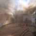 Incendiu violent la o gospodărie din municipiul Suceava. Jandarmii au evacuat doi copii și doi vârstnici. Un garaj, o anexă și acoperișul unei bucătării de vară au fost cuprinse de flăcări