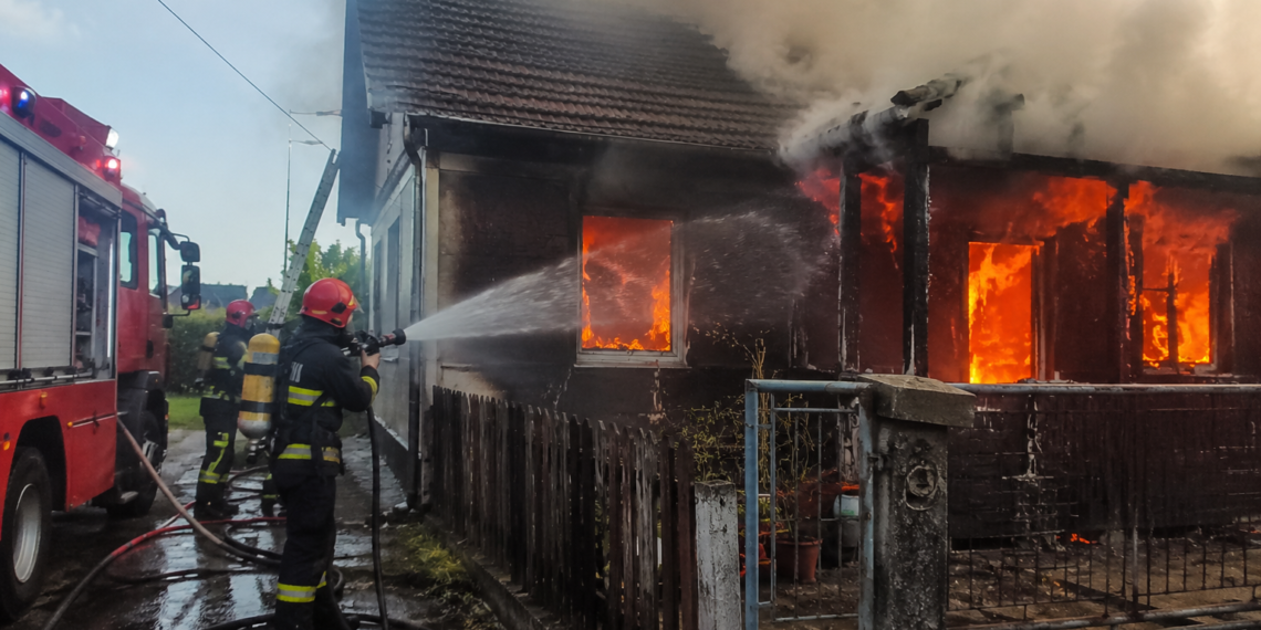 Femeie de 88 de ani, salvată de nepoată dintr-un incendiu izbucnit de la o candelă