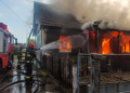 Femeie de 88 de ani, salvată de nepoată dintr-un incendiu izbucnit de la o candelă
