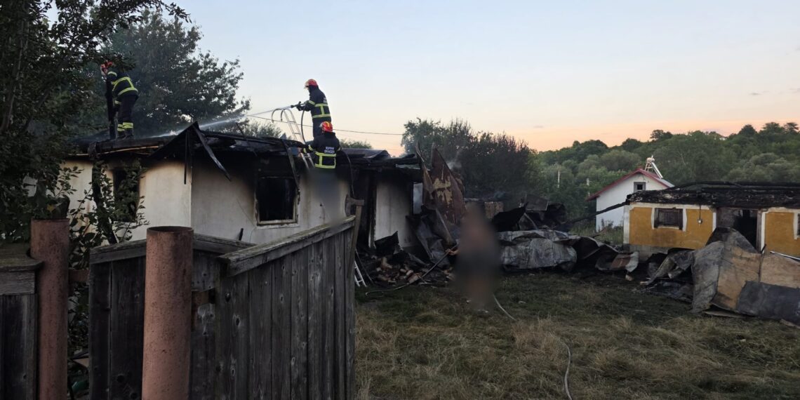 Incendiu puternic la Călinești, pornit de la jocul copiilor cu focul. Două case și trei anexe au fost afectate, iar o femeie a ajuns la spital