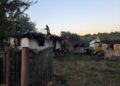 Incendiu puternic la Călinești, pornit de la jocul copiilor cu focul. Două case și trei anexe au fost afectate, iar o femeie a ajuns la spital