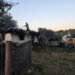 Incendiu puternic la Călinești, pornit de la jocul copiilor cu focul. Două case și trei anexe au fost afectate, iar o femeie a ajuns la spital
