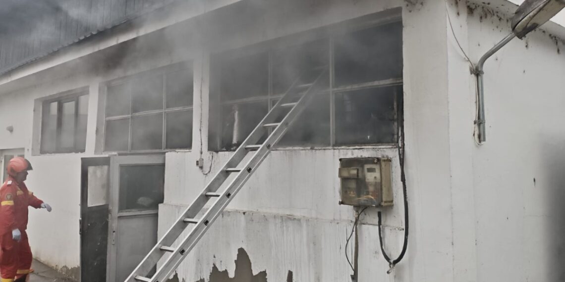 Incendiu la clădirea în care funcționează morga din Gura Humorului. Focul ar fi pornit de la o candelă lăsată aprinsă