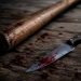 Doi frați, trimiși în judecată după ce au intrat peste un rival în curtea casei. Înainte de a fi înjunghiat de trei ori, victima fusese amenințată pe internet: ”Îți tai capul când te prind!”