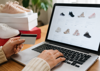 Femeie din Udești, înșelată după ce a comandat opt perechi de încălțăminte de pe un site care imita e-pantofi.ro. Cei 851 de lei au ajuns într-un cont din Singapore