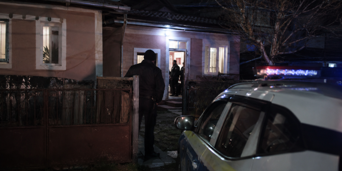 Pedepse DEFINITIVE de până la 12 ani pentru doi bărbați și o femeie implicați în violarea și sechestrarea unei femei vulnerabile, într-o casă din Șcheia. Victima a fost atrasă cu promisiunea unor haine, încuiată cu lacăt și amenințată cu moartea