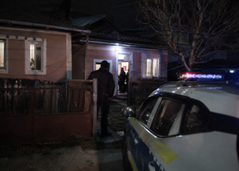 Pedepse DEFINITIVE de până la 12 ani pentru doi bărbați și o femeie implicați în violarea și sechestrarea unei femei vulnerabile, într-o casă din Șcheia. Victima a fost atrasă cu promisiunea unor haine, încuiată cu lacăt și amenințată cu moartea