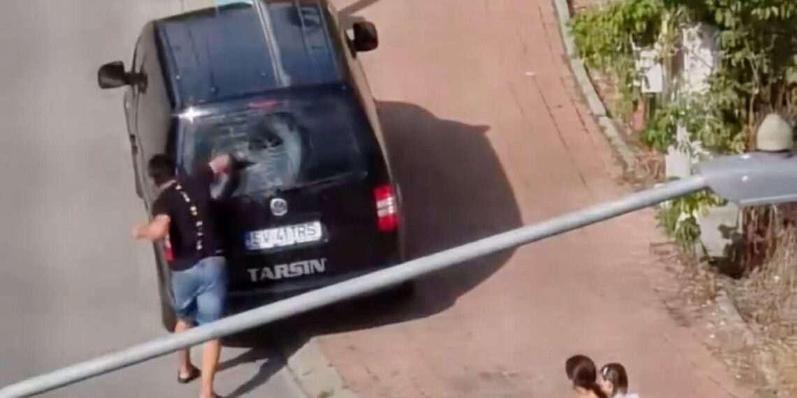 ”Superputerile” dobândite după alcool i-au adus un dosar penal. După ce a făcut tărăboi pe o terasă din Burdujeni și a aruncat cu scaune, un încordat a luat la pumni mașinile parcate în zonă. O lunetă s-a făcut țăndări