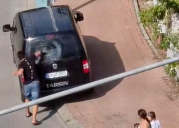 ”Superputerile” dobândite după alcool i-au adus un dosar penal. După ce a făcut tărăboi pe o terasă din Burdujeni și a aruncat cu scaune, un încordat a luat la pumni mașinile parcate în zonă. O lunetă s-a făcut țăndări