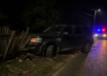 Șofer fără permis și băut, reținut după ce a fugit de polițiști și a abandonat Land Rover-ul într-un gard, la Bogata