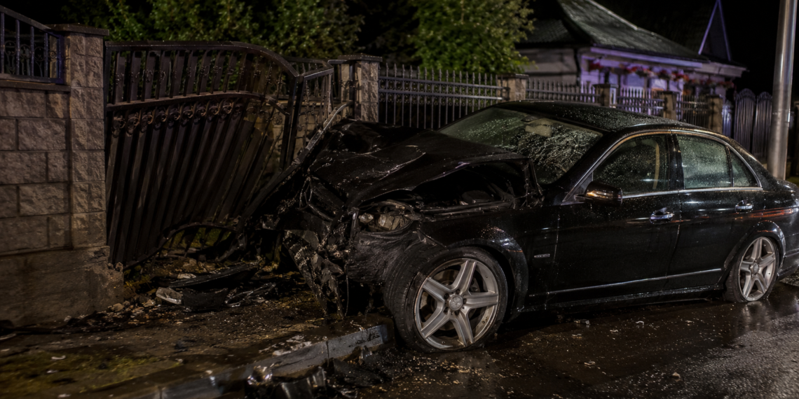 Un ucrainean beat s-a oprit cu Mercedesul într-o poartă din Bălcăuți. Avea 1,03 mg/l alcool pur în aerul expirat. El și pasagerul au ajuns la spital