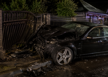 Un ucrainean beat s-a oprit cu Mercedesul într-o poartă din Bălcăuți. Avea 1,03 mg/l alcool pur în aerul expirat. El și pasagerul au ajuns la spital