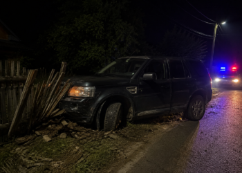 Șofer fără permis și băut, reținut după ce a fugit de polițiști și a abandonat Land Rover-ul într-un gard, la Bogata