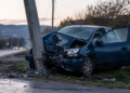 O șoferiță de 34 de ani a adormit la volan și a intrat cu mașina într-un stâlp, la Vama, la 4 dimineața. Ea și o adolescentă de 16 ani au refuzat inițial spitalul, dar s-au prezentat câteva ore mai târziu