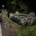 A adormit la volan într-o curbă periculoasă și s-a răsturnat cu BMW-ul în afara șoselei, la Ciocănești. Un pasager a fost rănit
